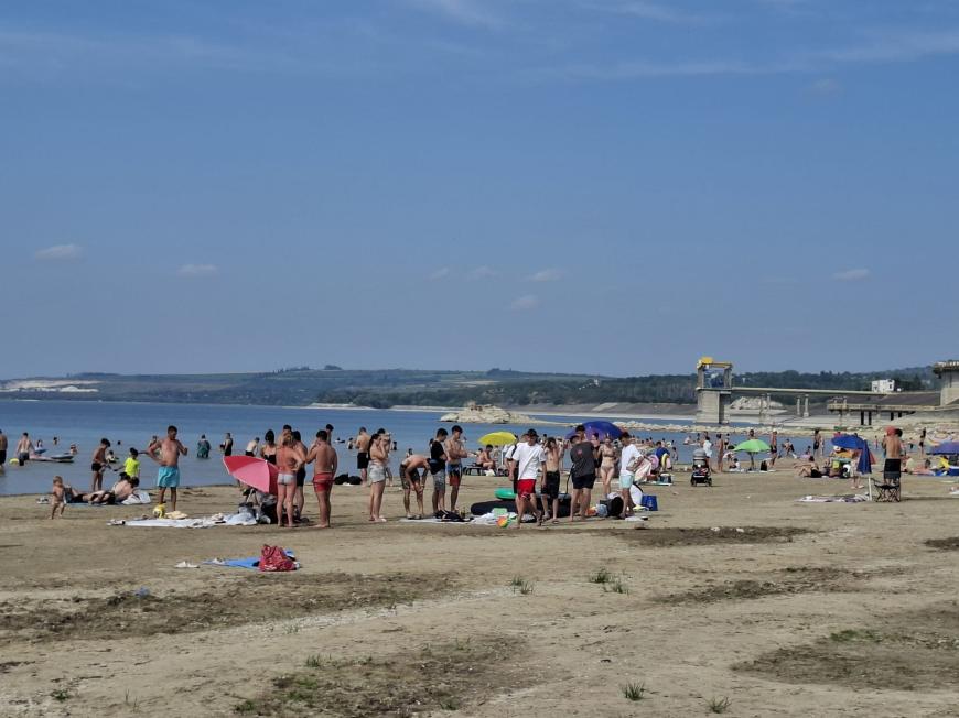 REPORTAJ DC NEWS | „Marea Nordului”, colțul de paradis din România cu apă limpede, nisip fin și prețuri mici: O atmosferă care amintește de litoralul de altădată / video