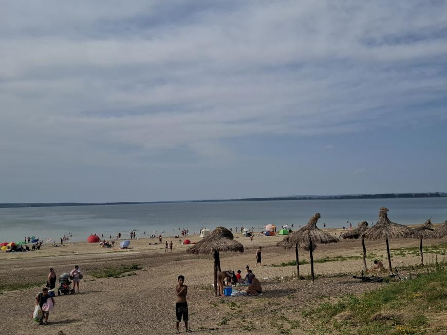REPORTAJ DC NEWS | „Marea Nordului”, colțul de paradis din România cu apă limpede, nisip fin și prețuri mici: O atmosferă care amintește de litoralul de altădată / video