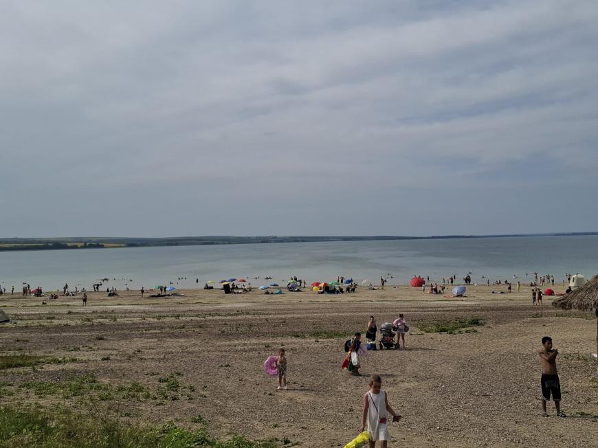 REPORTAJ DC NEWS | „Marea Nordului”, colțul de paradis din România cu apă limpede, nisip fin și prețuri mici: O atmosferă care amintește de litoralul de altădată / video