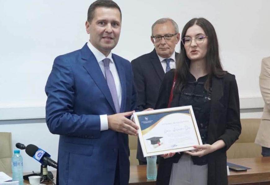 CJ Dâmbovița și-a premiat elevii de 10 de la Bacalaureat
