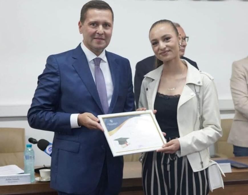 CJ Dâmbovița și-a premiat elevii de 10 de la Bacalaureat
