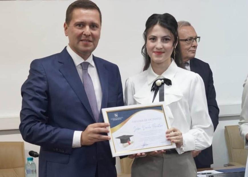 CJ Dâmbovița și-a premiat elevii de 10 de la Bacalaureat