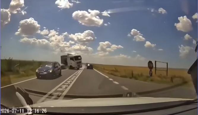 Peste 20% dintre TIR-urile de pe şosele fac accidente cu daune mari în România. Explicaţii pentru costul crescut al RCA? 