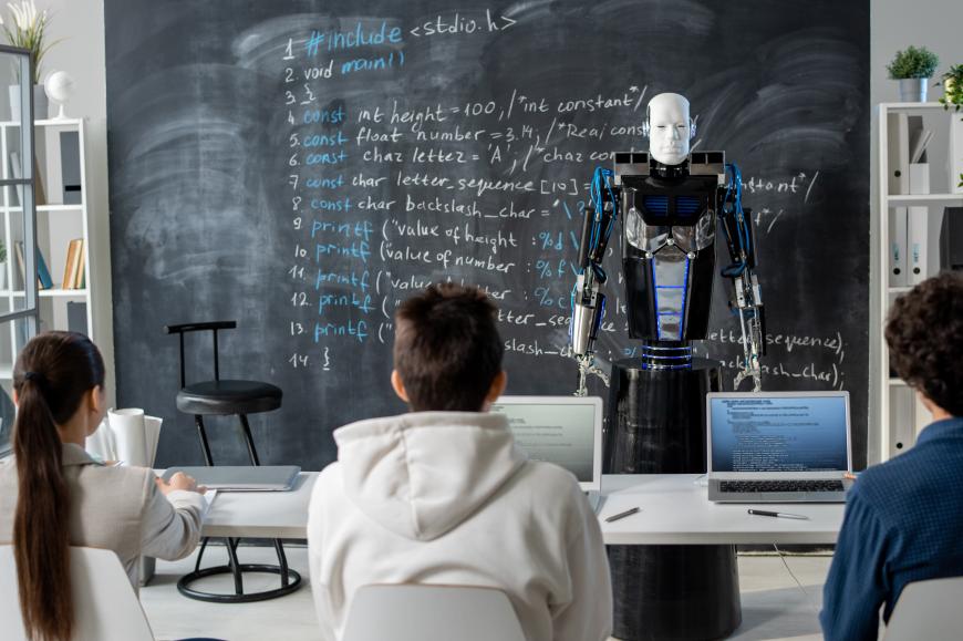 Cine este, de fapt, autorul unei lucrări scrise cu inteligența artificială? Explicațiile profesorului Mircea Duțu / video