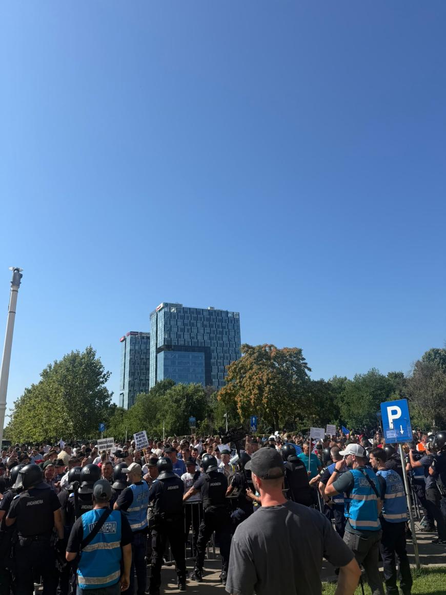Tensiuni la protestul oierilor. Fermierii au încercat să rupă gardurile. Jandarmii au folosit gaze lacrimogene - FOTO/VIDEO