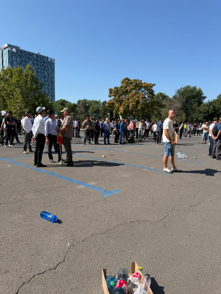 Tensiuni la protestul oierilor. Fermierii au încercat să rupă gardurile. Jandarmii au folosit gaze lacrimogene - FOTO/VIDEO