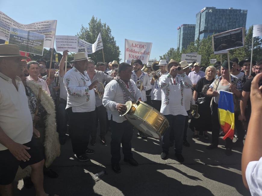 Tensiuni la protestul oierilor. Fermierii au încercat să rupă gardurile. Jandarmii au folosit gaze lacrimogene - FOTO/VIDEO