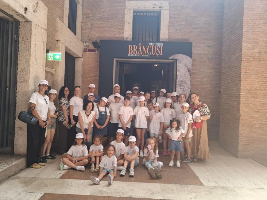 La Roma, un „sat românesc” îi învață pe copii să nu-și uite rădăcinile. Modelul care transformă comunitatea