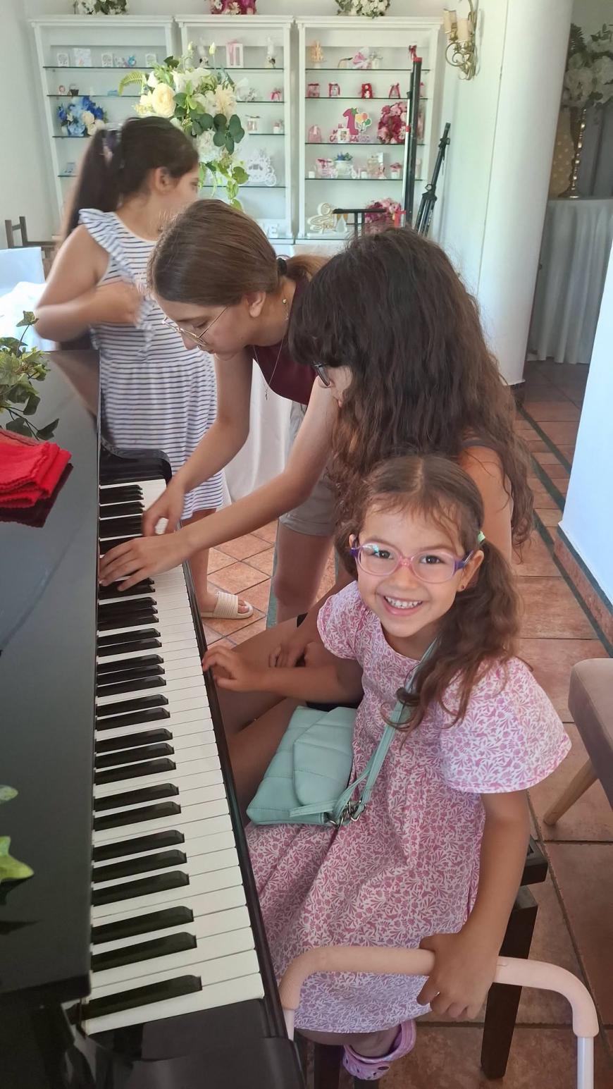 La Roma, un „sat românesc” îi învață pe copii să nu-și uite rădăcinile. Modelul care transformă comunitatea