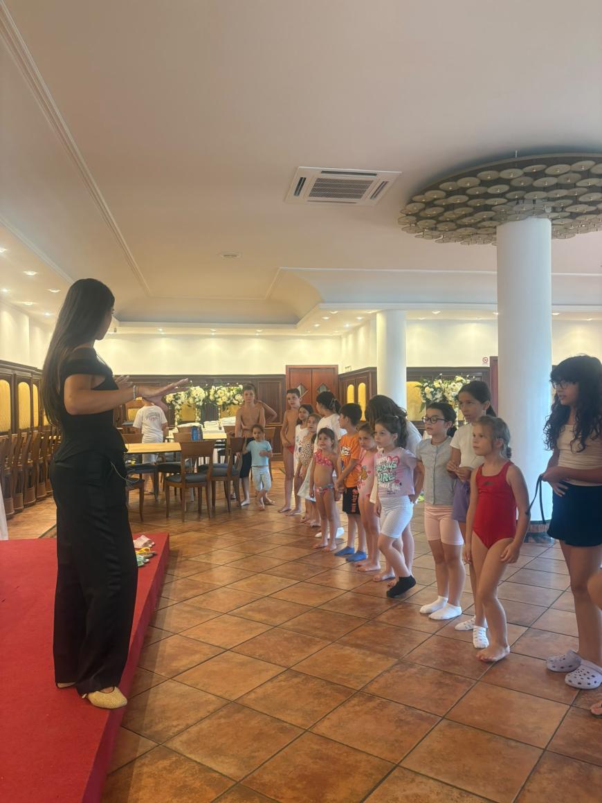 La Roma, un „sat românesc” îi învață pe copii să nu-și uite rădăcinile. Modelul care transformă comunitatea