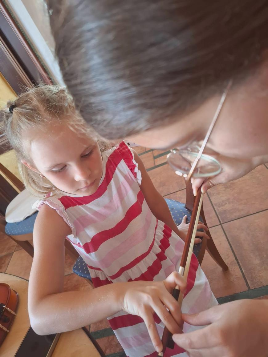 La Roma, un „sat românesc” îi învață pe copii să nu-și uite rădăcinile. Modelul care transformă comunitatea