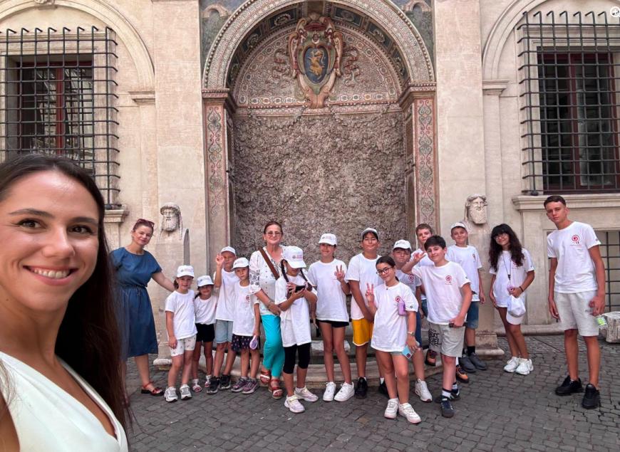 La Roma, un „sat românesc” îi învață pe copii să nu-și uite rădăcinile. Modelul care transformă comunitatea