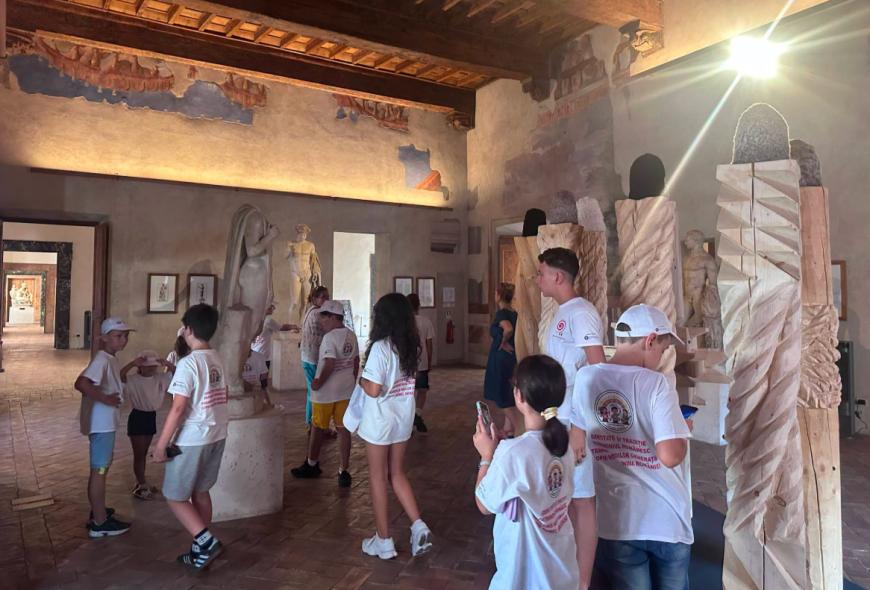 La Roma, un „sat românesc” îi învață pe copii să nu-și uite rădăcinile. Modelul care transformă comunitatea