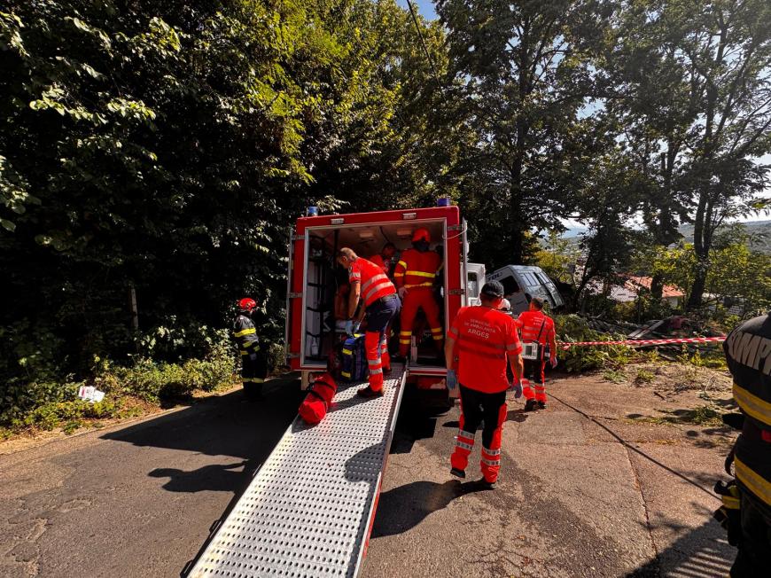 Planul Roşu de Intervenţie, activat în judeţul Argeş. Microbuzul echipei de juniori Dinamo a intrat într-un copac, după ce șoferul a făcut infarct - FOTO/VIDEO