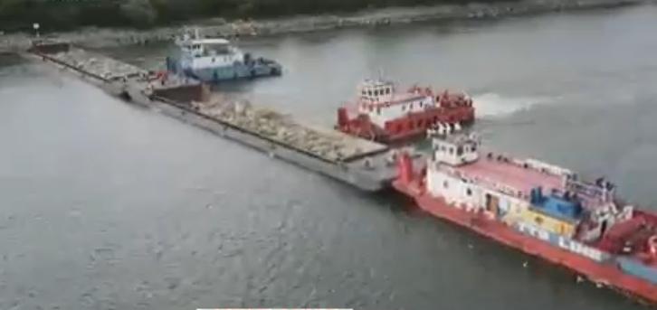 Informații de ultimă oră despre operațiunea de scufundare a barjelor în Dunăre. Prima a fost inundată. Ce urmează