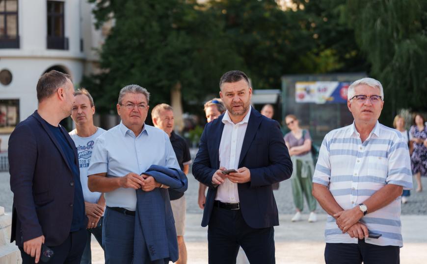 Vulturul Regal și cei doi grifoni, ”acasă, în inima Bucureștiului” pe Palatul Universității GALERIE FOTO