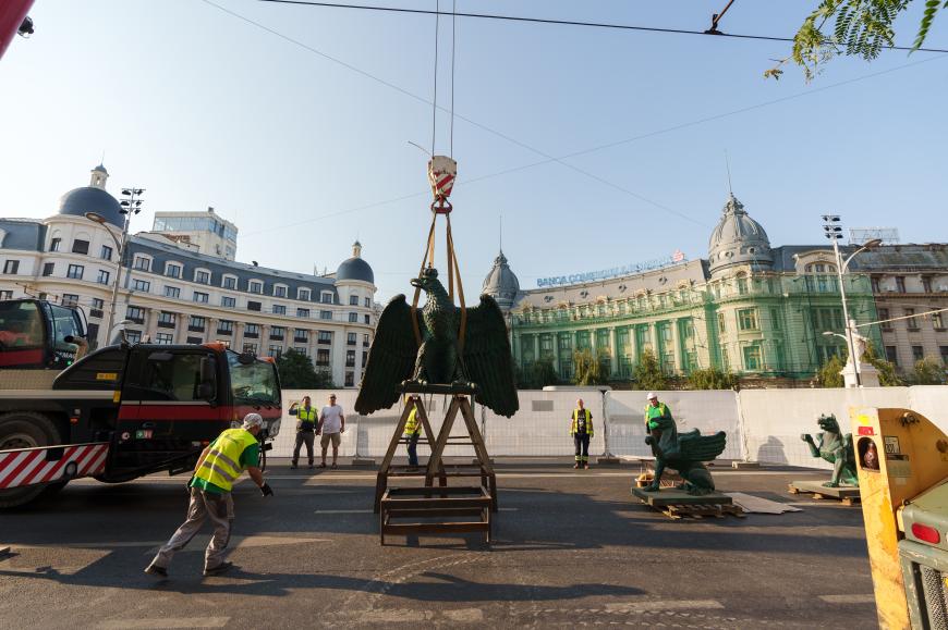 Vulturul Regal și cei doi grifoni, ”acasă, în inima Bucureștiului” pe Palatul Universității GALERIE FOTO