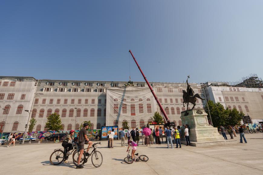 Vulturul Regal și cei doi grifoni, ”acasă, în inima Bucureștiului” pe Palatul Universității GALERIE FOTO