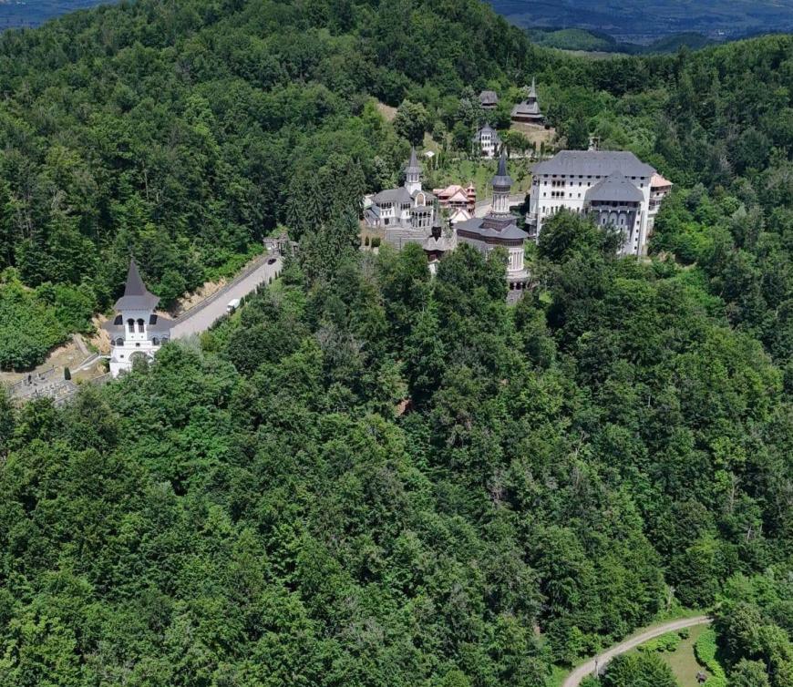 Mănăstirea Rohia, 100 de ani de viață monahală. Mii de pelerini așteptați la  aducerea Icoanei Maicii Domnului