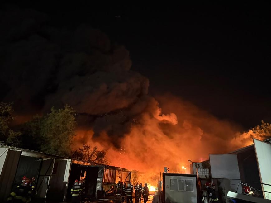 INCENDIU MAJOR la o hală, pe strada Marginei, sectorul 1, București. S-a dat RO-ALERT / video