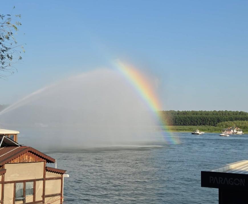 Ziua Marinei la Galați/ Un curcubeu „a furat” spectacolul navelor de pe Dunăre. Sursa foto: Iulia Horovei