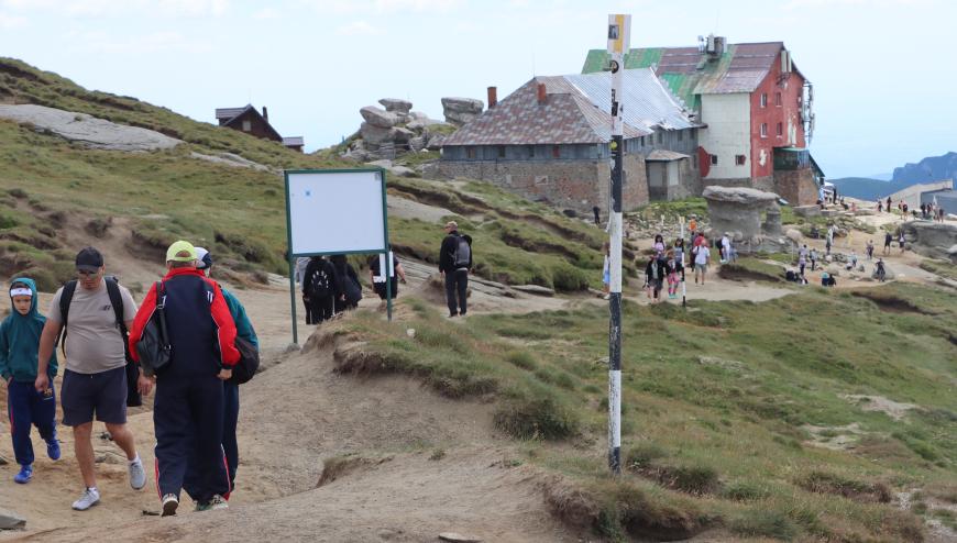 Platoul Bucegi:  Pentru o oază de răcoare, mii de români au luat cu asalt muntele - GALERIE FOTO