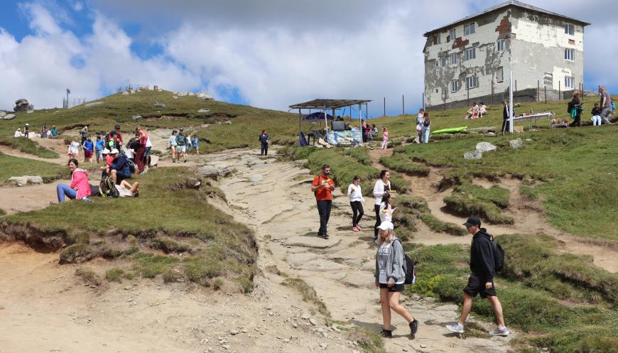 Platoul Bucegi:  Pentru o oază de răcoare, mii de români au luat cu asalt muntele - GALERIE FOTO