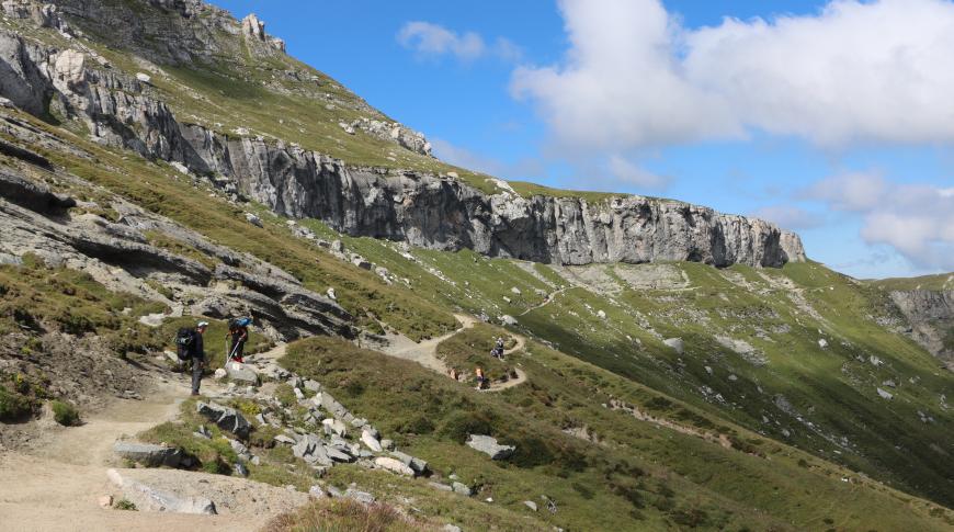 Platoul Bucegi:  Pentru o oază de răcoare, mii de români au luat cu asalt muntele - GALERIE FOTO