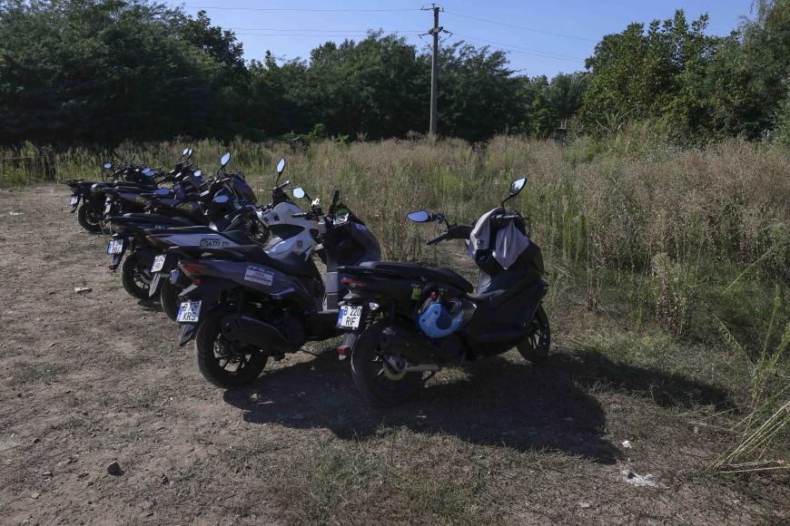 Imagini emoționante din România. Muncitori asiatici se răcoresc și se distrează alături de localnici, într-un râu din Ilfov / foto și video