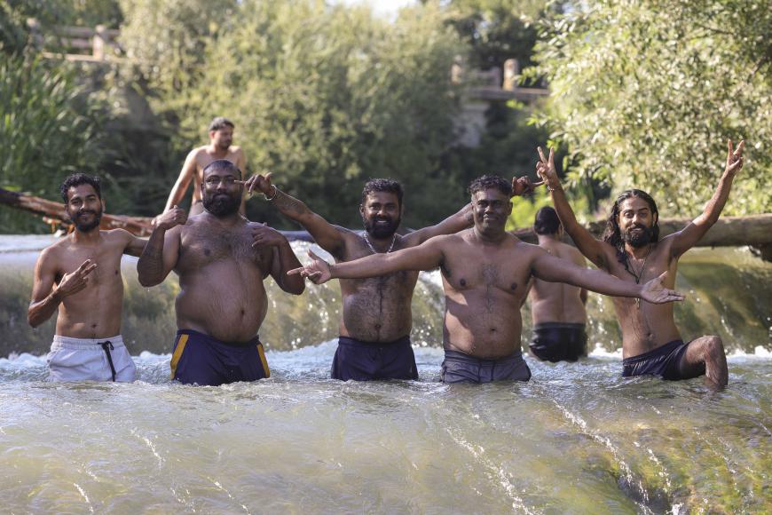 Imagini emoționante din România. Muncitori asiatici se răcoresc și se distrează alături de localnici, într-un râu din Ilfov / foto și video
