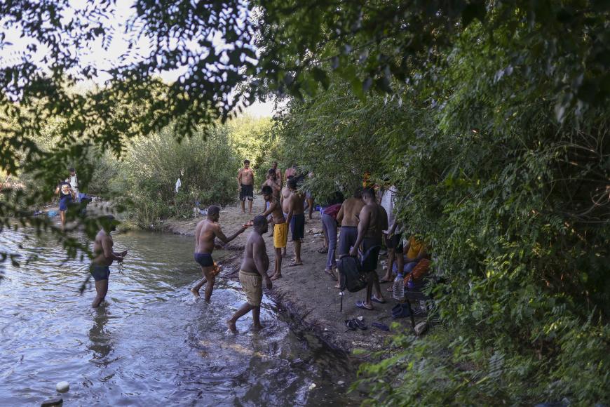 Imagini emoționante din România. Muncitori asiatici se răcoresc și se distrează alături de localnici, într-un râu din Ilfov / foto și video