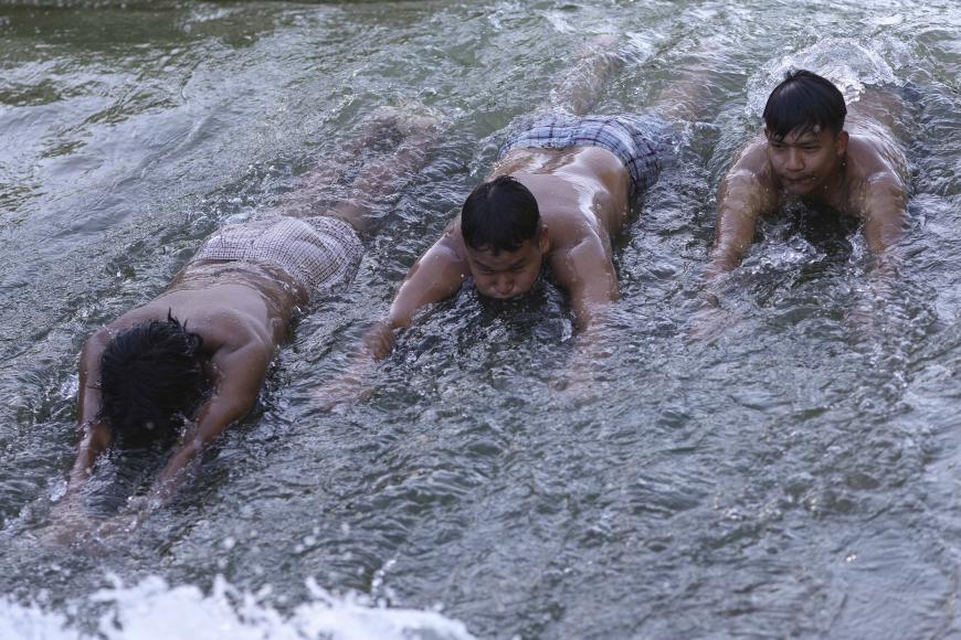 Imagini emoționante din România. Muncitori asiatici se răcoresc și se distrează alături de localnici, într-un râu din Ilfov / foto și video