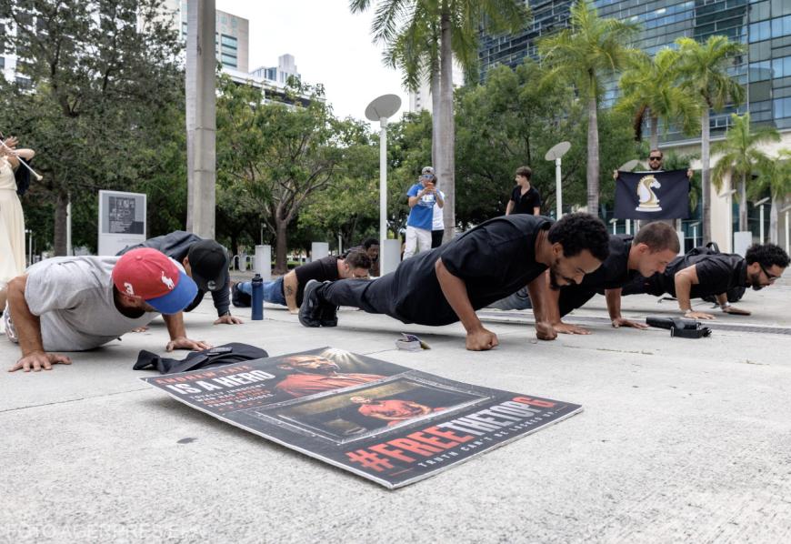 Fani ai influencerilor de pe rețelele sociale Andrew și Tristan Tate fac flotări în fața Tribunalului Federal C. Clyde Atkins, în centrul orașului Miami, Florida, SUA, pe 27 august 2026.