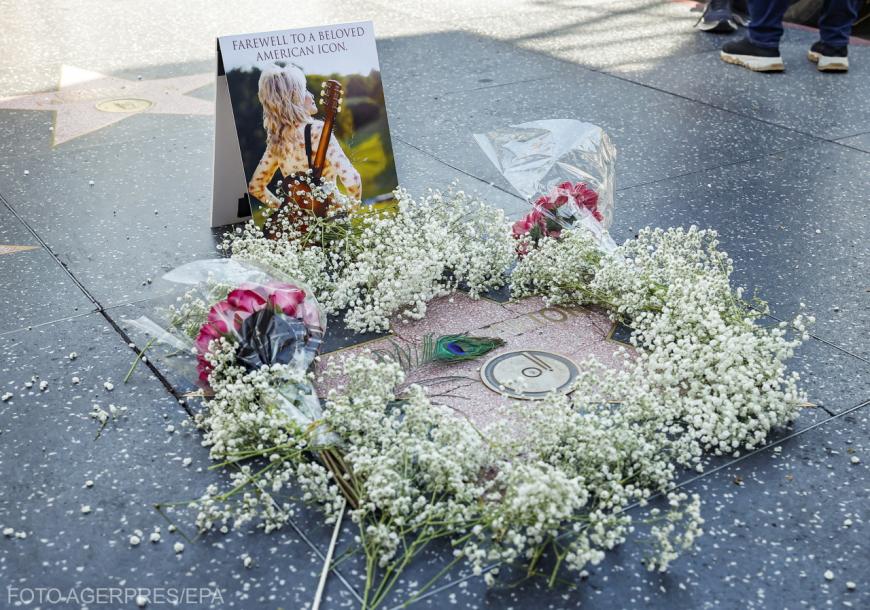 Oamenii au lăsat flori și obiecte comemorative la steaua cântăreței și actriței Dolly Parton de pe Hollywood Walk of Fame, în urma morții acesteia, în Hollywood, Los Angeles, California, SUA, 25 august 2026. Sursa foto: Agerpres
