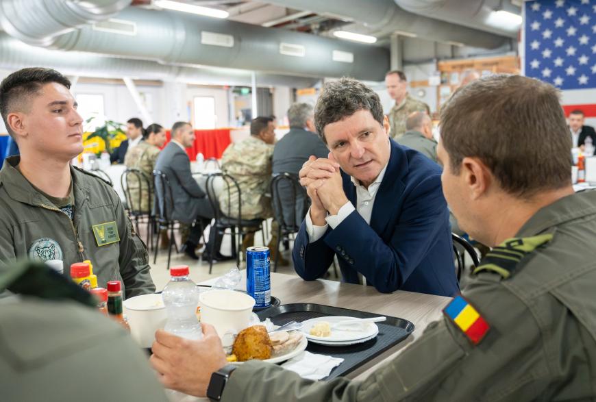 Nicușor Dan s-a întâlnit cu o delegație a Congresului SUA, la Baza „Mihail Kogălniceanu”. Șeful statului a mâncat cu soldații americani - FOTO