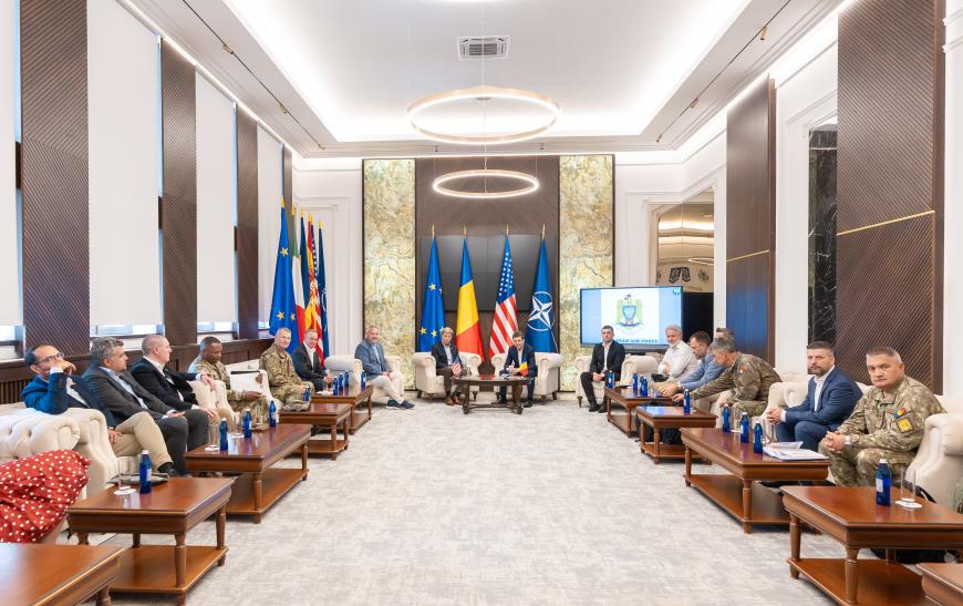 Nicușor Dan s-a întâlnit cu o delegație a Congresului SUA, la Baza „Mihail Kogălniceanu”. Șeful statului a mâncat cu soldații americani - FOTO