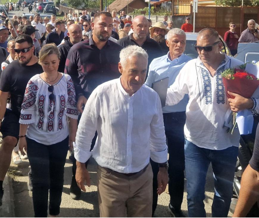 Candidatul de succes pe care-l copiază Călin Georgescu 1 la 1, chiar și vestimentar FOTO