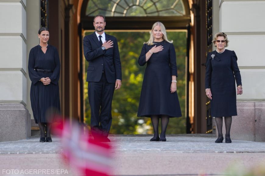 (De la stânga la dreapta) Prințesa Martha Louise, regele Haakon, regina Mette-Marit și regina Sonja pășesc în Piața Palatului pentru a-i saluta pe cei îndoliați și pentru a vedea marea de flori și omagiile lăsate în urma decesului regelui Harald al V-lea, la Oslo, Norvegia, 31 august 2026. Sursa foto: Agerpres