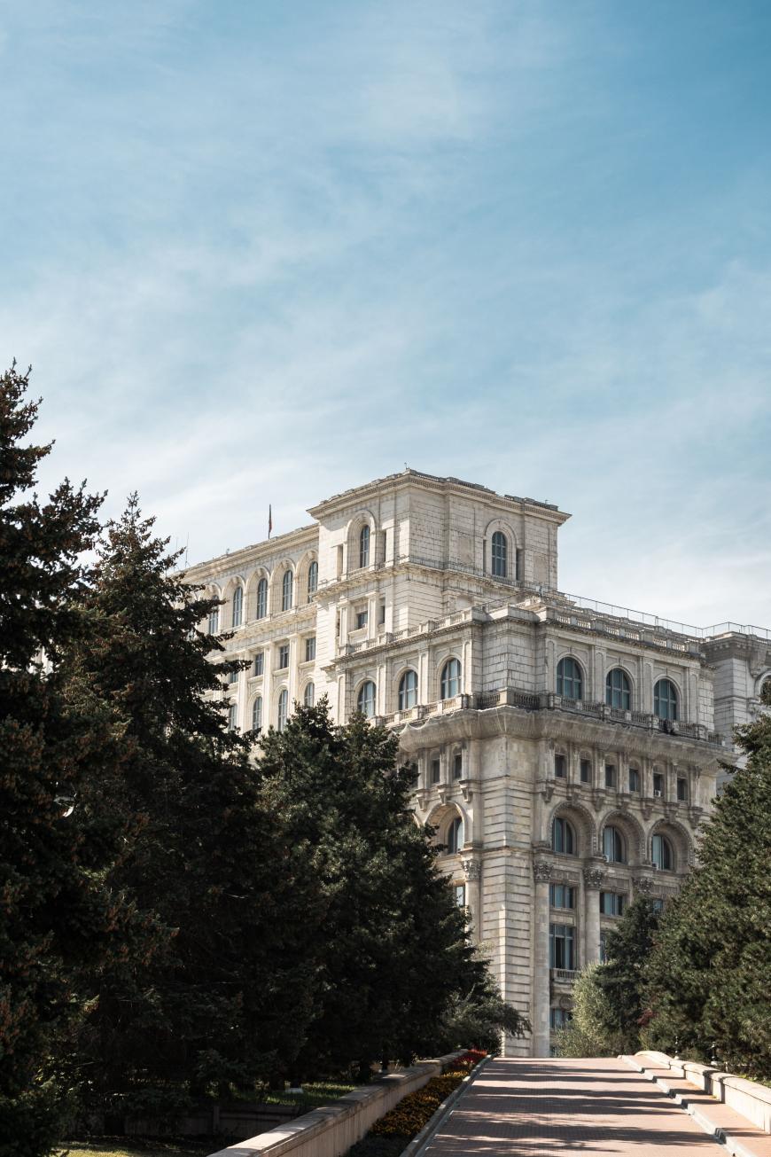 Cum folosești Legea 544/2001 dacă trăiești în diaspora