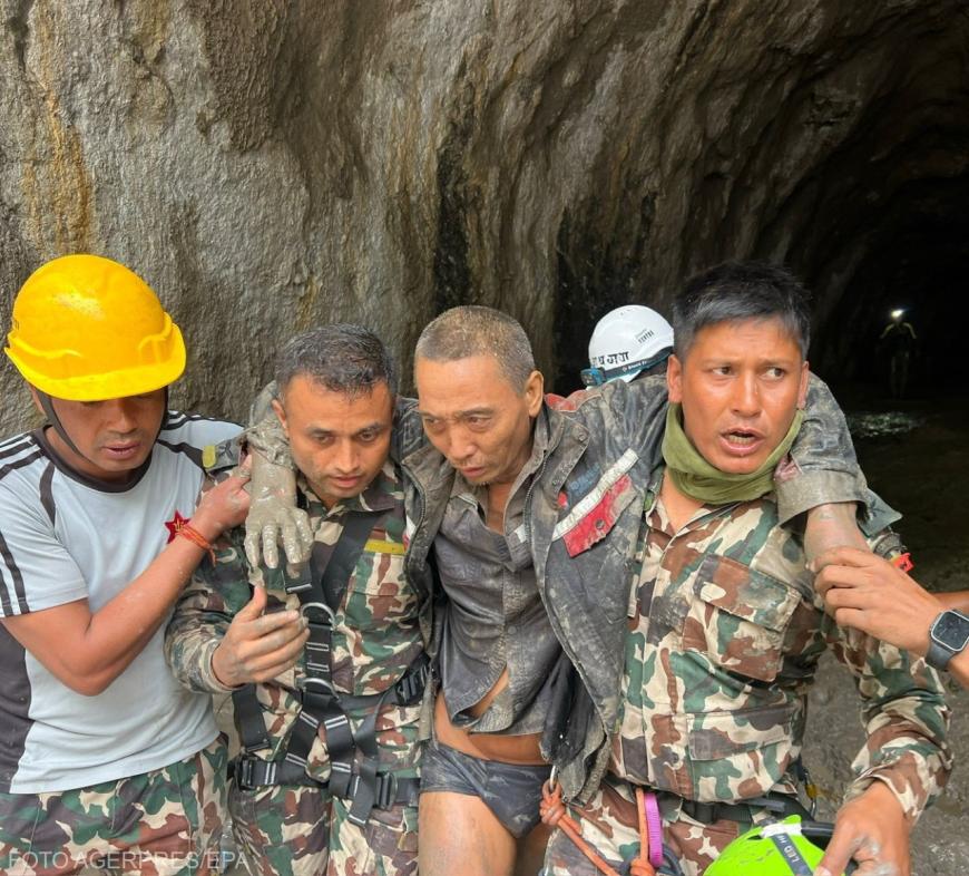 O fotografie pusă la dispoziție de Armata nepaleză cu supraviețuitorul chinez  salvat dintr-un tunel de la proiectul hidroenergetic Upper Trishuli 1, în districtul Rasuwa, Nepal, la 5 septembrie 2026. Sursa foto: Agerpres