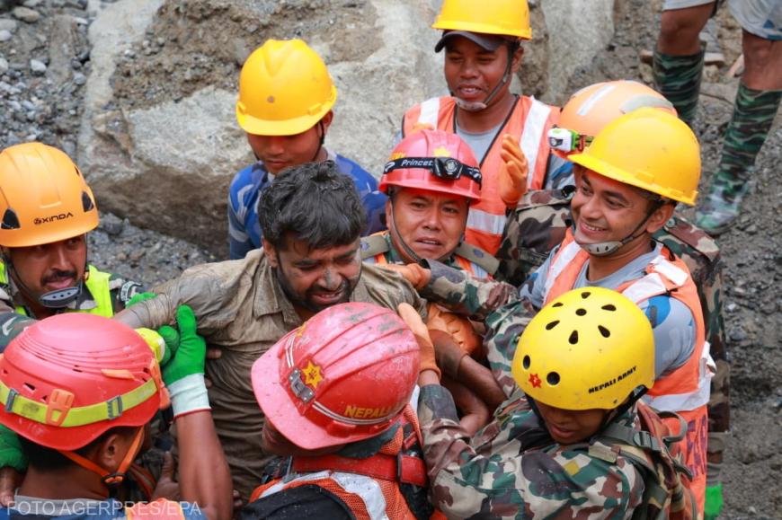 O fotografie pusă la dispoziție de Armata nepaleză cu un muncitor salvat dintr-un tunel al unei centrale hidroelectrice, în urma unor viituri rapide produse în districtul Rasuwa, Nepal, la 4 septembrie 2026. Două persoane au fost salvate. Sursa foto: Agerpres