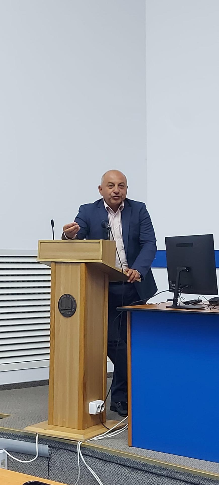 MEDSPATH – Clubul de Medicină dedicat elevilor de liceu al Complexului Educațional Laude-Reut intră într-o nouă etapă de dezvoltare, odată cu debutul celui de-al treilea an de activitate
