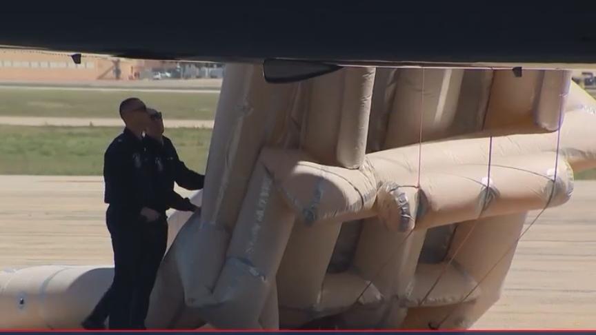Incident neobișnuit la Air Force One: Militarii americani au declanșat din greșeală toboganul de urgență. Ce spune Donald Trump