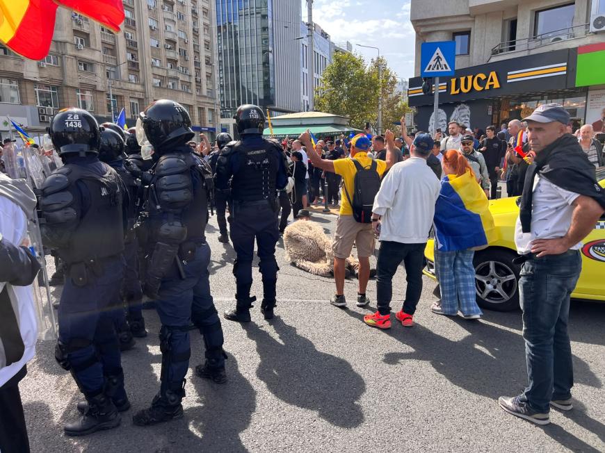 Fermierii, în Piața Victoriei. Update: Ciocniri între protestatari / Se dă cu gaze lacrimogene / Simion, apel către manifestanți / Precizările Jandarmeriei
