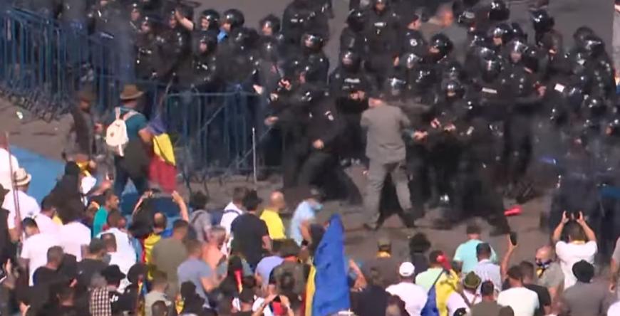 Fermierii, în Piața Victoriei. Update: Noi ciocniri între protestatari și jandarmi / „Nu pot să mai respir, au dat ăștia cu gaze“, transmite un participant