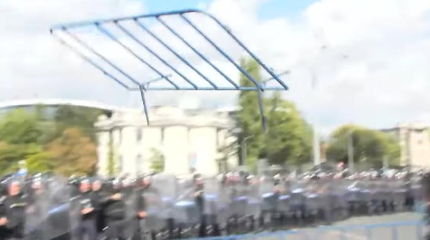 Protestarii au vandalizat TOT în Piața Victoriei: SCENE ca la război la Guvern / update