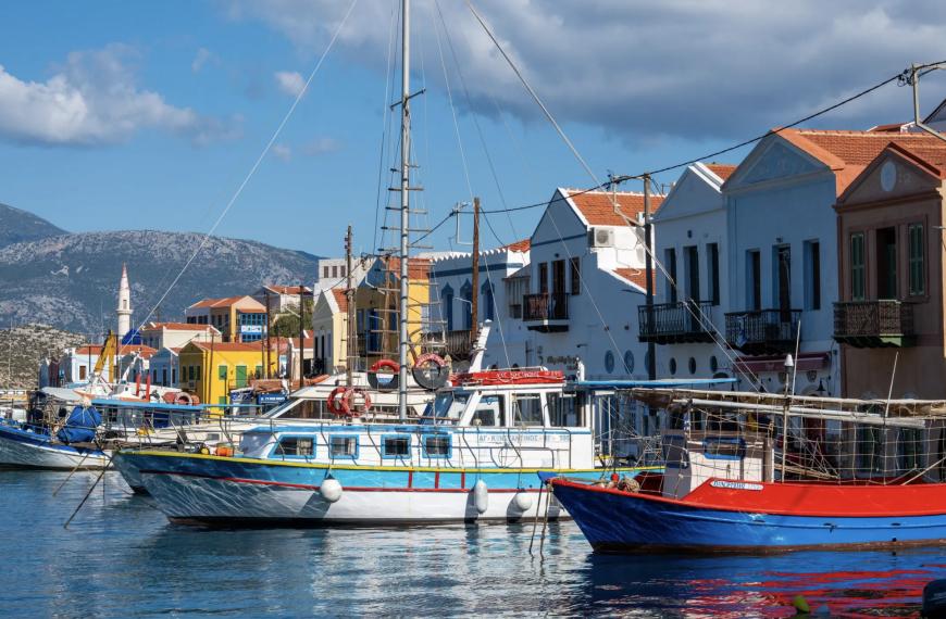 Cine se mută pe insula Kastellorizo, în Grecia, celebră prin filmul Mediterraneo, primește 5000 de euro. Val de beneficii anunțate de premierul grec