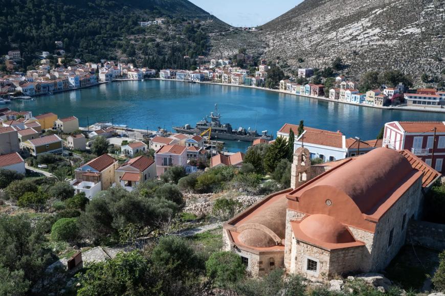 Cine se mută pe insula Kastellorizo, în Grecia, celebră prin filmul Mediterraneo, primește 5000 de euro. Val de beneficii anunțate de premierul grec