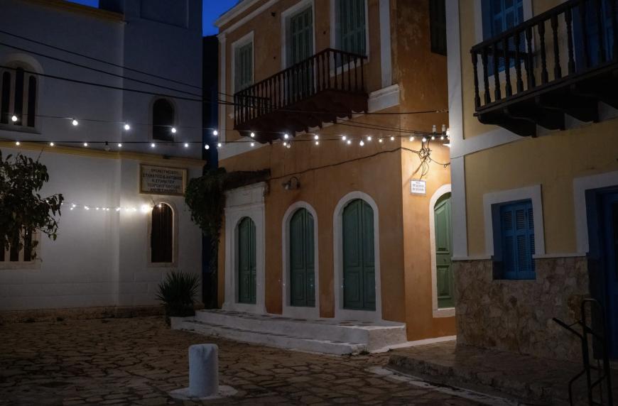 Cine se mută pe insula Kastellorizo, în Grecia, celebră prin filmul Mediterraneo, primește 5000 de euro. Val de beneficii anunțate de premierul grec