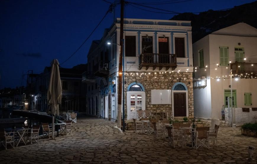Cine se mută pe insula Kastellorizo, în Grecia, celebră prin filmul Mediterraneo, primește 5000 de euro. Val de beneficii anunțate de premierul grec